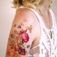 Tatuaje  de flores de estilo vintage en el brazo