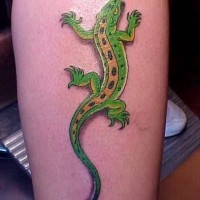 Beautiful lizard green tattoo on leg