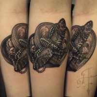 Toll aussehend großer Unterarm Tattoo der Schmetterling mit herzförmigem Juwelierkasten