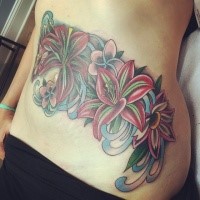 Schön aussehendes farbiges Bauch Tattoo von verschiedenen Blumen