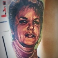 Schön aussehendes farbiges Bizeps Tattoo mit Porträt der Frau