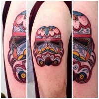 Schön aussehendes farbiges Schulter Tattoo von Storm Troopers mit verschiedenen Ornamenten Helm