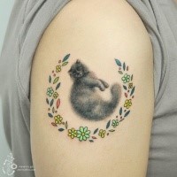 Beautiful looking colored shoulder tattoo of small cat with flowers
