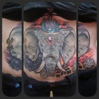 Schön aussehender im illustrativen Stil Elefant mit Schmuck Tattoo am Bauch