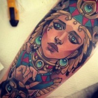 Schön aussehendes buntes Arm Tattoo mit Porträt der  ägyptischen Frau mit Katze