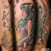 Tatuaje en el brazo, chica hada fantástica con mariposas y setas