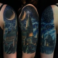 Schön aussehendes Schulter Tattoo von farbiger Hogwarts Schule mit großem Mond