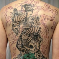 Schön aussehendes unvollendetes Tattoo am ganzen Rücken der asiatischen Geisha im schönen Kleid und Fächel