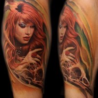 Schönes natürlich farbiges Porträt  der Frau Tattoo am Bein mit Vögeln