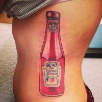 Tatuaje en el costado, 
botella grande realista  de salsa de tomate