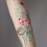 Schöne natürlich aussehende bunte verschiedene Blumen Tattoo am Unterarm