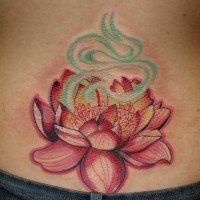 Tatuaje en la espalda baja, loto hermoso simple
