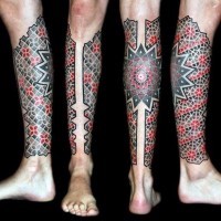bellissimo dipinto antico colorato ornamento tatuaggio su gamba