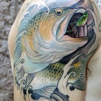 bellissimo dipinto colorato grande pesce che insegue l'esca tatuaggio su spalla