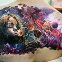 Tatuaje en la espalda, espacio multicolor y chica 
con pompas de jabón