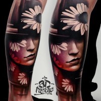 Tatuaje en la pierna, mujer elegante carismática con flores