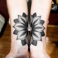 Tatuaje en las muñecas, 
flor espléndida de tinta negra y blanca