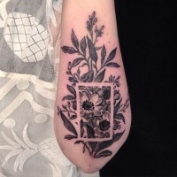 bellissimo dipinto nero e bianco fiori tatuaggio su braccio