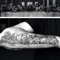 bellissima dipinto nero e bianco quadro cena del signore tatuaggio su braccio