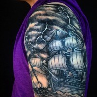 Maravilloso tatuaje barco antiguo con el relámpago en negro y blanco en el antebrazo