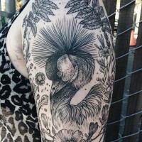 Tatuaje en el hombro, pavo real gracioso con flores silvestres