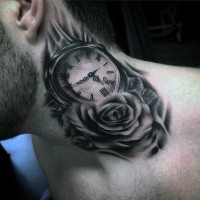Tatuaje en el cuello, reloj lindo con rosa hermosa