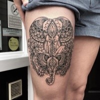 Schön gemaltes schwarzes  Oberschenkel Tattoo von Elefanten mit Ornamenten
