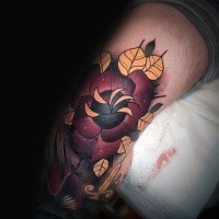 Schön gemaltes farbiges Arm Tattoo mit der Blume