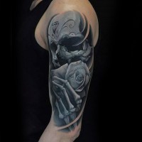 Schönes gemaltes farbiges mystisches Skelett mit Rose Schulter Tattoo