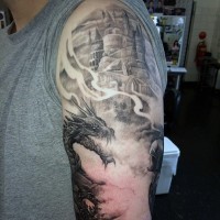 Tatuaje en el brazo, castillo antiguo con dragón furioso