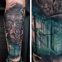 Tatuaje en el antebrazo, rostro de mono con bosque oscuro