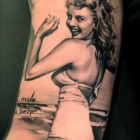 Tatuaje  de chica divertida en la playa