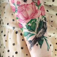 bellissima rosa rosa tatuaggio su polso