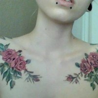 splendide rose rosa tatuaggio sul petto per ragazze