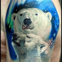 Tatuaje en el brazo, dos osos y aurora polar