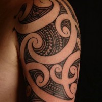 Schönes polynesisches Tattoo auf der Schulter