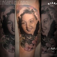 Porträtstil farbiger Tattoo des tollen weiblichen Gesichtes mit Blumen