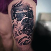 Schwarzweißer Hund in den Gläsern Tattoo am Oberschenkel