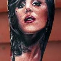 Schönes im Realismus Stil farbiges Unterarm Tattoo Portrait der schönen Frau