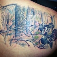 Schönes im Realismus Stil gefärbtes Tattoo am oberen Rücken mit Jäger im Wald  mit Vögeln