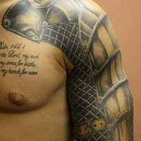 bellissima armatura realistica tatuaggio sulla spalla