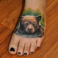 bellissimo cucciolo orso realistico tatuaggio su piede