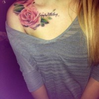 Tatuaje en el hombro, rosas clásicas, y inscripción diminuta