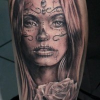 splendida ragazza santa muerte con rose tatuaggio sulla gamba