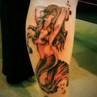 Tatuaje de sirena atractiva en la pierna