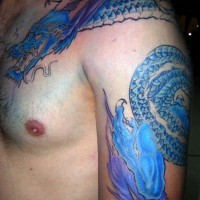 Tatuaje en el hombro, dragón azul escamado