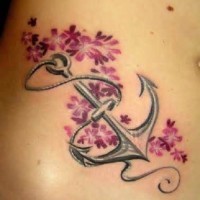 Tatuaje  de ancla de hierro con flores diminutas
