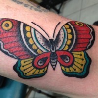 Schöner traditioneller Schmetterling Tattoo am Arm