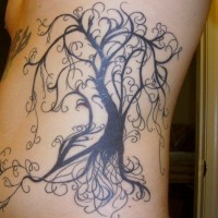 Tatuaje en las costillas, árbol con ramitas delicadas