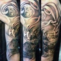 Hermoso tatuaje en el brazo superior del tren de vapor con luna